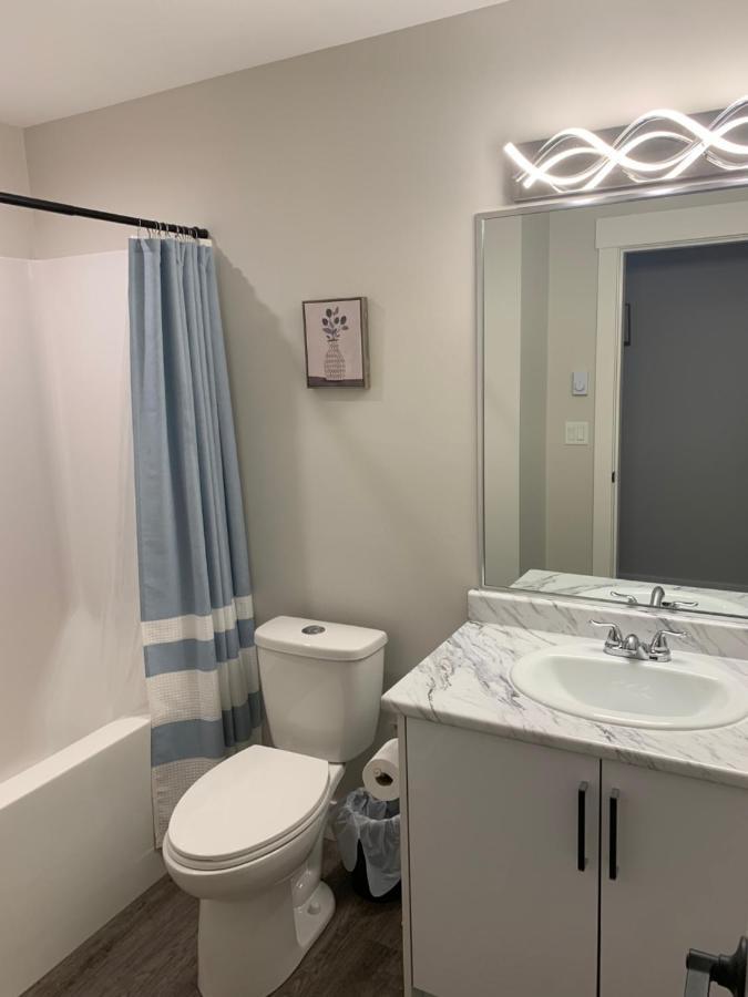 Modern 2Br Guest House In North Nanaimo Bagian luar foto